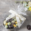 Xocolatl procelænskål med flere smage, sød porcelænskål med marcipanæg, chokolademandler, og chokoladelakrids. Velkommen til håndlavet dansk chokolade