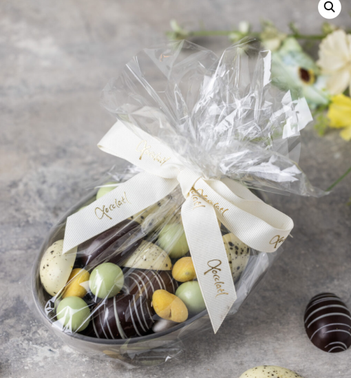 Xocolatl procelænskål med flere smage, sød porcelænskål med marcipanæg, chokolademandler, og chokoladelakrids. Velkommen til håndlavet dansk chokolade