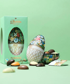 Sv. Michelsen stort Fabergé æg, vores store Fabergé-æg indeholder 12 fyldte æg lavet af vores lækre Fairtrade chokolade og leveres i gaveæske.