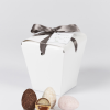 Summerbird velvet easter egg, unik påskeæske, fyldt med 3 unikke varianter dragerede. 3 stk. Amber Caramel, 3 stk. Dark Praliné og 3 stk. Spring Liquorice.