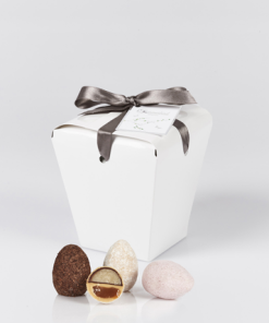 Summerbird velvet easter egg, unik påskeæske, fyldt med 3 unikke varianter dragerede. 3 stk. Amber Caramel, 3 stk. Dark Praliné og 3 stk. Spring Liquorice.