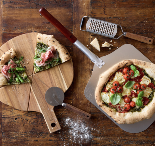 Holm Pizza Alle fortjener at få serveret lækker, sprød pizza. Her kommer du et skridt nærmere succes i pizzakøkkenet, du har nu det nødvendige værktøj.