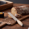 Holm skærebræt med brødkniv, pakken består af et stort skærebræt af akacietræ, 46 x 13,8 x 1,5 cm, og en savtakket brødkniv i rustfrit stål og akacietræ.