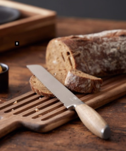 Holm skærebræt med brødkniv, pakken består af et stort skærebræt af akacietræ, 46 x 13,8 x 1,5 cm, og en savtakket brødkniv i rustfrit stål og akacietræ.