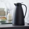 Alfi Eco termokande i sort, Alfi Eco kombinerer cool stil med høj funktionalitet i køkkenet og på kaffebordet. Termokande i plast i høj kvalitet. Kaffe/te.