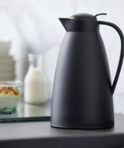 Alfi Eco termokande i sort, Alfi Eco kombinerer cool stil med høj funktionalitet i køkkenet og på kaffebordet. Termokande i plast i høj kvalitet. Kaffe/te.