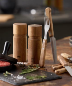 Holm Grill sampak, tag genvejen til en skøn grillevent. Pakke med bøfformer, et salt- og peberkværnsæt i akacietræ, 15,2 cm, 8 dele steakbestik i akacietræ,