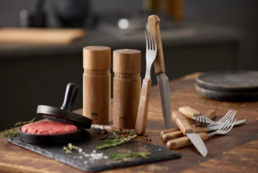 Holm Grill sampak, tag genvejen til en skøn grillevent. Pakke med bøfformer, et salt- og peberkværnsæt i akacietræ, 15,2 cm, 8 dele steakbestik i akacietræ,