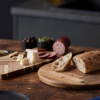 Holm skære/serveringsbræt 2 muligheder, flot aflangt bræt eller rundt bræt. Flot og dekorativt med sit sildebens design. Frit valg ens pris: 200 per stk.  