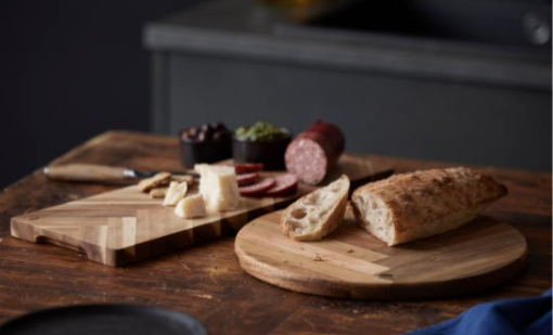 Holm skære/serveringsbræt 2 muligheder, flot aflangt bræt eller rundt bræt. Flot og dekorativt med sit sildebens design. Frit valg ens pris: 200 per stk.  