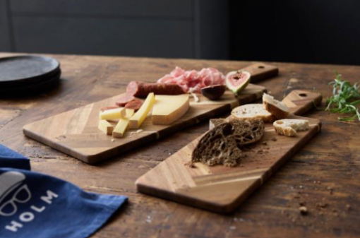 Holm serveringsbræt sildeben 2 størrelser i smukt akacietræ. Benyt det til pizza, pålæg, bruschetta, ost og retter, som skal præsenteres flot.