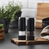 Nordic sense elektrisk kværnsæt, med et moderne design og effektiv funktion. Det er nemt at justere kværnens grovhed ved at dreje på cylinderen og tilpasse den efter behov