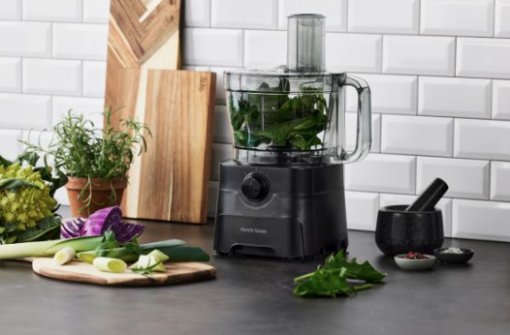 Nordic Sense Foodprocessor 3,5 liter, som gør madlavningen nem og effektiv. Kan håndtere større grøntsagsstykker, 3 hastigheder og pulse-funktion