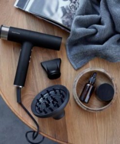 Nordic sense Hårtørrer 2000, her får du et både elegant og effektivt hjælpemiddel i høj kvalitet og i flot, ergonomisk design.