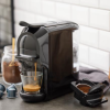 Nordic Sense Kaffemaskine, er et godt valg for kaffeelskere, som værdsætter bekvemmelighed og kvalitet. Den er kompatibel med Nespresso-kapsler,