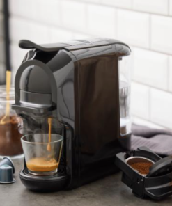Nordic Sense Kaffemaskine, er et godt valg for kaffeelskere, som værdsætter bekvemmelighed og kvalitet. Den er kompatibel med Nespresso-kapsler,