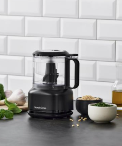 Nordic sense multihakker, på 500 ml – ideel til små køkkenopgaver. Snit grøntsager, hak nødder eller lav lækre dressinger hurtigt og nemt.