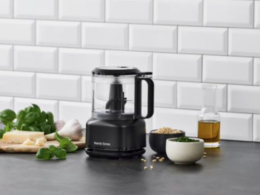 Nordic sense multihakker, på 500 ml – ideel til små køkkenopgaver. Snit grøntsager, hak nødder eller lav lækre dressinger hurtigt og nemt.