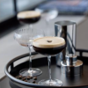 Espresso Martini sampak, Bland, ryst, si, pynt, nyd! Så enkel er opskriften faktisk på den klassiske cocktail Martini Espresso.