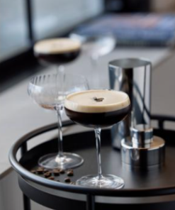 Espresso Martini sampak, Bland, ryst, si, pynt, nyd! Så enkel er opskriften faktisk på den klassiske cocktail Martini Espresso.