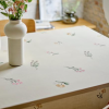 Södahl Charm dug i 4 varianter, dejlig dug med blomster. Kommer i 3 størrelser og en rund mulighed. Passer fint ind i de fleste hjem.
