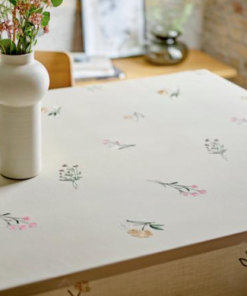 Södahl Charm dug i 4 varianter, dejlig dug med blomster. Kommer i 3 størrelser og en rund mulighed. Passer fint ind i de fleste hjem.