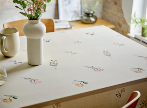 Södahl Charm dug i 4 varianter, dejlig dug med blomster. Kommer i 3 størrelser og en rund mulighed. Passer fint ind i de fleste hjem.