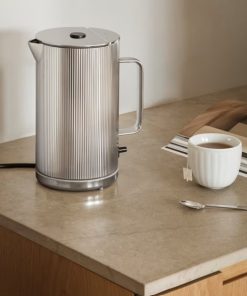 Georg Jensen Bernadotte elkedel, rustfrit stål forener sofistikeret design med funktionalitet for at skabe et uundværligt køkkenudstyr, som skiller sig ud.