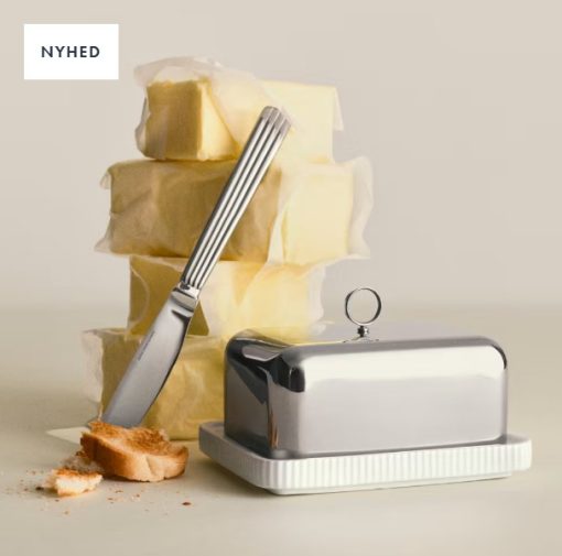 Georg Jensen Bernadotte smørboks er i rustfrit stål og porcelæn fornyer et klassisk stykke køkkentilbehør med sit elegante design.