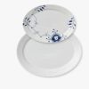 Royal Copenhagen fadsæt fra Gifts With History Oval serien, består af to elegante ovale fade, der måler henholdsvis 28 cm og 35 cm.