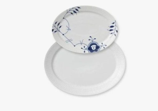 Royal Copenhagen fadsæt fra Gifts With History Oval serien, består af to elegante ovale fade, der måler henholdsvis 28 cm og 35 cm.
