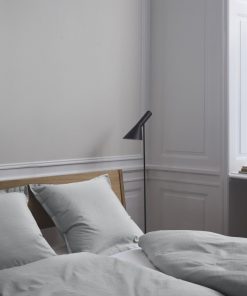 Georg Jensen sengetøjpakke i 2 farver Damask Sky sengetøj er blødt og glansfuldt med geometrisk mønster og de små kuber fremhæves smukt. 2 størrelser