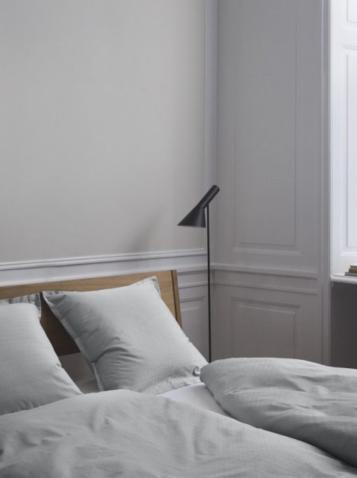 Georg Jensen sengetøjpakke i 2 farver Damask Sky sengetøj er blødt og glansfuldt med geometrisk mønster og de små kuber fremhæves smukt. 2 størrelser