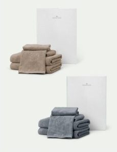 Georg Jensen lille håndklæde pakke i farverne Ocean grey og light Oak . Størrelse: 2 stk. á 40 x 70 cm + 2 stk. á 70 x 140 cm