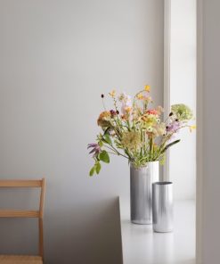 Georg Jensen Bernadotte vase, Art Deco-periodens karakteristiske riflede udtryk genoplives i denne vase, i traditionen for formfuldendt skandinavisk design