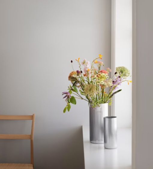 Georg Jensen Bernadotte vase, Art Deco-periodens karakteristiske riflede udtryk genoplives i denne vase, i traditionen for formfuldendt skandinavisk design