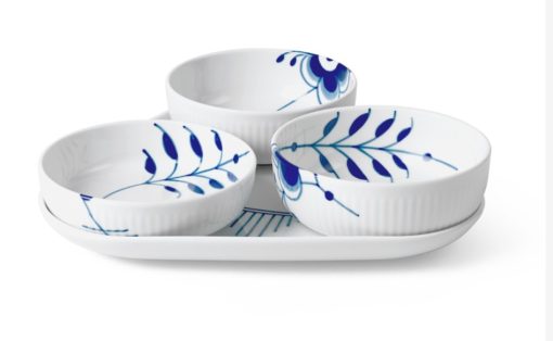 Royal Copenhagen blå mega fad riflet, elegant på det trekantede fad, og kan let flyttes rundt efter behov. Passer ind de fleste steder