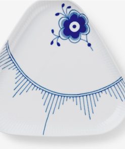 Royal Copenhagen blå mega fad riflet, elegant på det trekantede fad, og kan let flyttes rundt efter behov. Passer ind de fleste steder