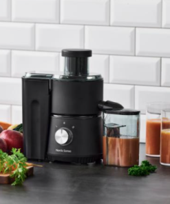 Nordic sense Juicer, på 400 watt – gør det let at lave friskpresset juice. Frugtkødsbeholder på 0,8 liter og juicebeholder på 0,35 liter med skumseparator.