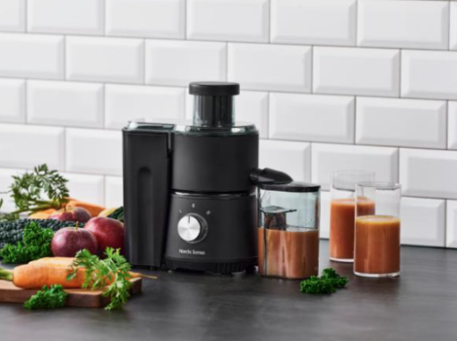 Nordic sense Juicer, på 400 watt – gør det let at lave friskpresset juice. Frugtkødsbeholder på 0,8 liter og juicebeholder på 0,35 liter med skumseparator.