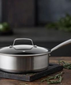 Pillivuyt Gourmet Roya sauterpande 24 cm, er skabt til at give dig de bedste resultater i køkkenet, er fremstillet af 90 % genanvendt rustfrit stål.