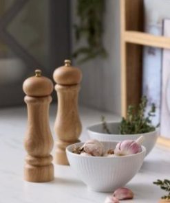 Pillivuyt skåle og kværnsæt, Dæk flot op, nu kan du nemlig få tilbehøret i orden med to 14 cm Plissé-skåle i hvid porcelæn, salt- og peberkværnsæt 20 cm