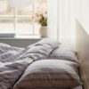 Södahl Flow sampak 2 farver, skab en harmonisk og afslappende atmosfære i soveværelset med Flow-sengetøjet i et elegant stribet design. 2 farver og 2 str.