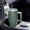 Thermos termokrus med hank 3 farver, i rustfrit stål. Udstyret med et låg, som har sugerør. Holder drikkevarer kolde i op til 24 timer, lige med til farten